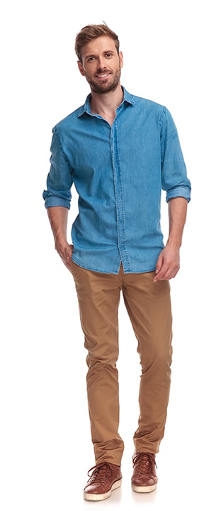 Photo d'un jeune homme debout